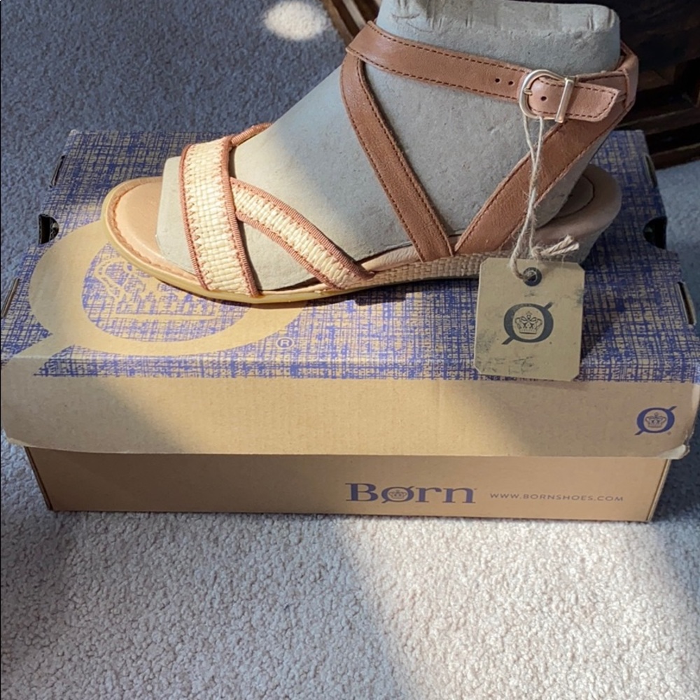 Born Strappy Low Heeled Open Toe Brown Tan Sandals